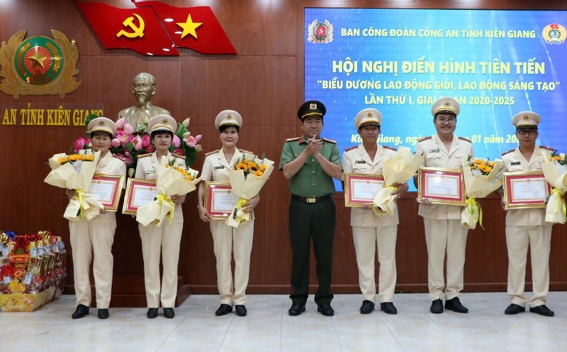 Colonel Nguyen Van Han, Director of the Provincial Police Department, awarded Certificates of Merit to collectives and individuals with outstanding achievements in the patriotic emulation movement of the Trade Union organization in the Provincial Police Department for the period 2020 - 2025. Photo: Tien Dung