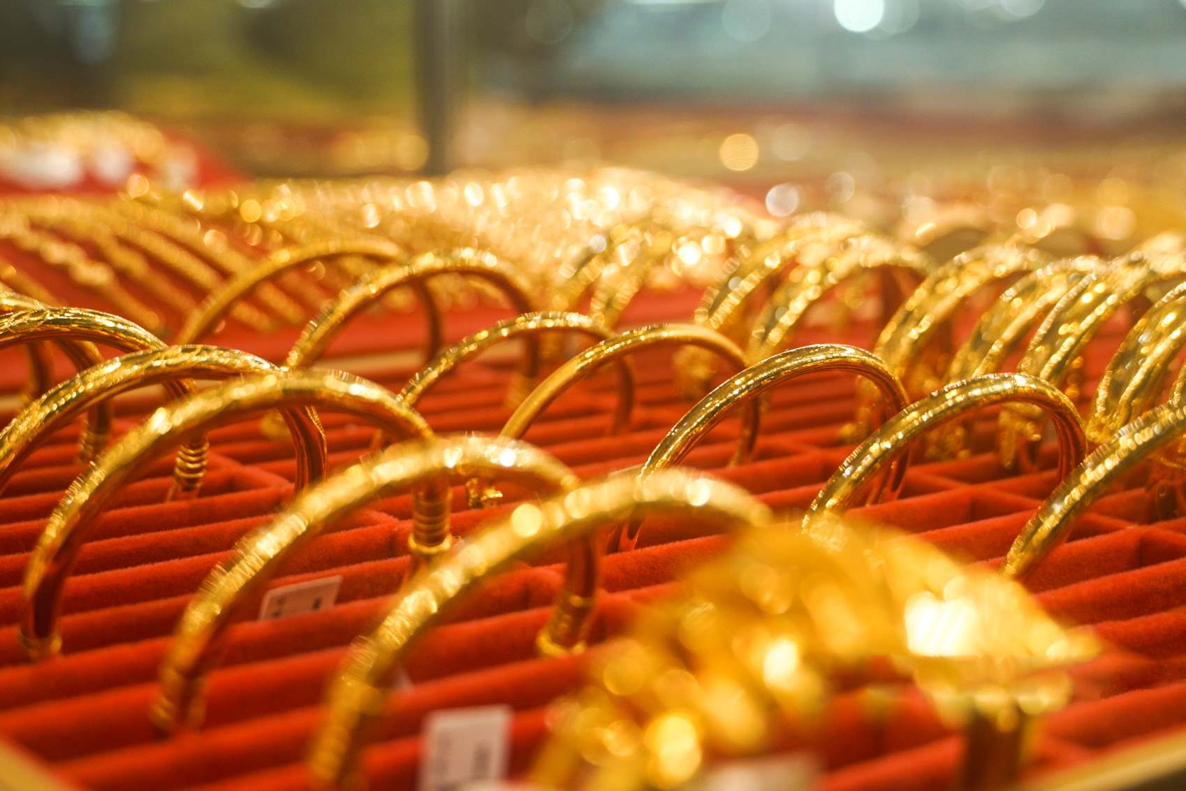 Experts say stable prices will boost demand for wedding jewelry in India. Illustration: Phan Anh