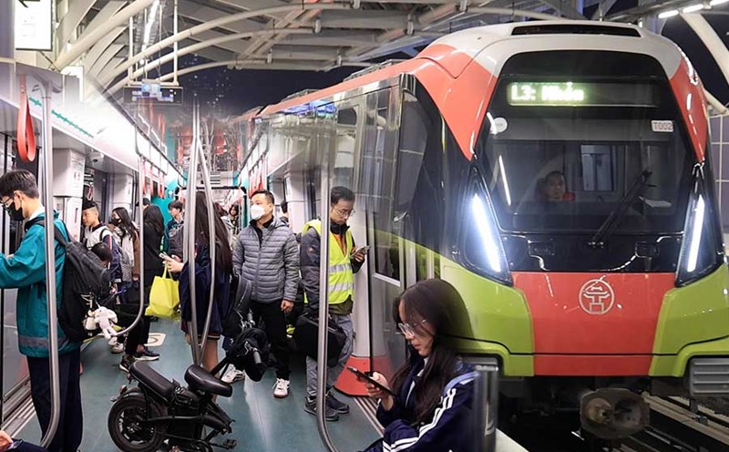 Traffic jam in Hanoi, the trend of taking the elevated train "reigns"