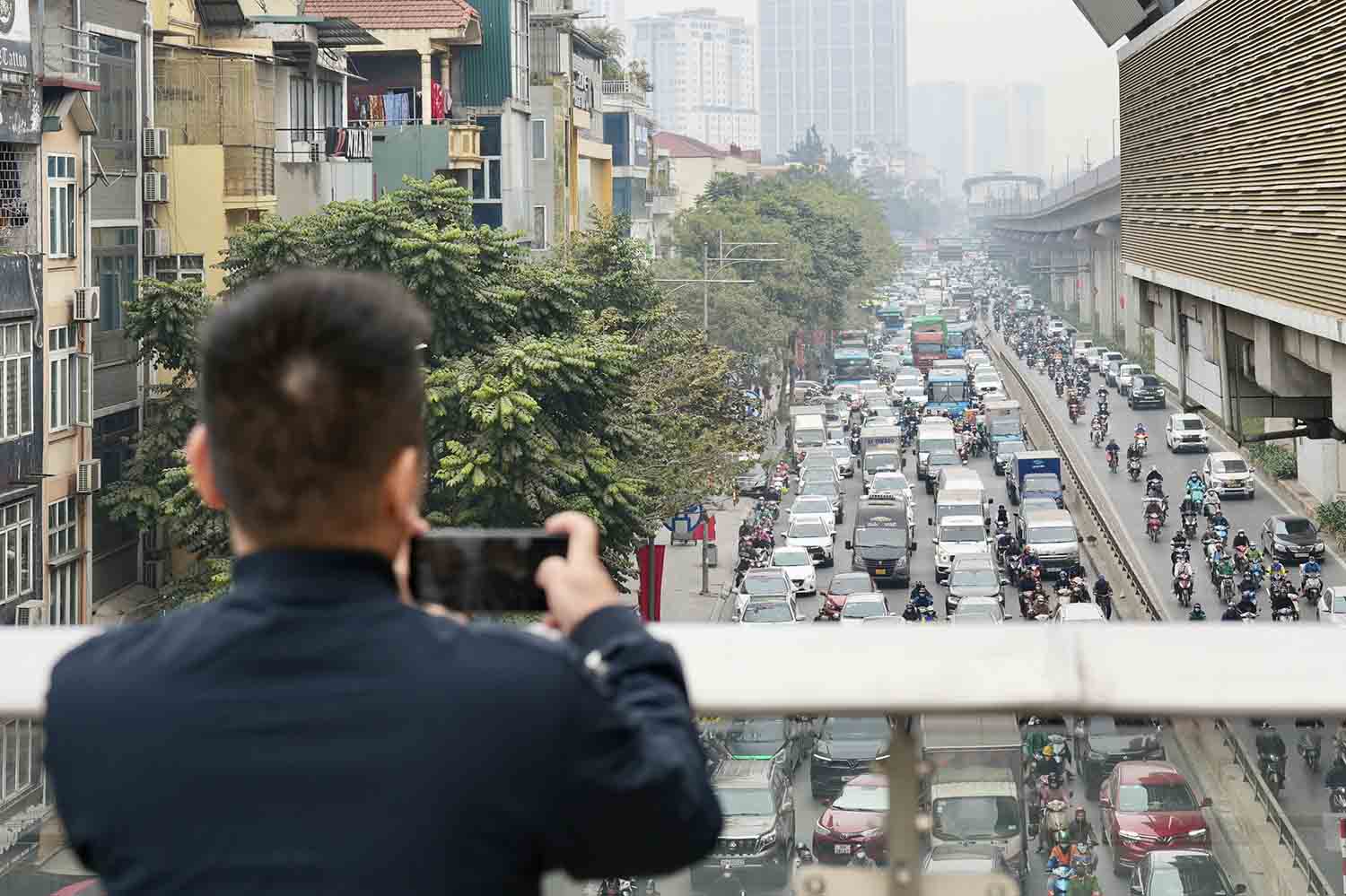 Người dân hy vọng tình hình ùn tắc giao thông tại đây sẽ hạ nhiệt trong thời gian tới. Ảnh: Hữu Chánh