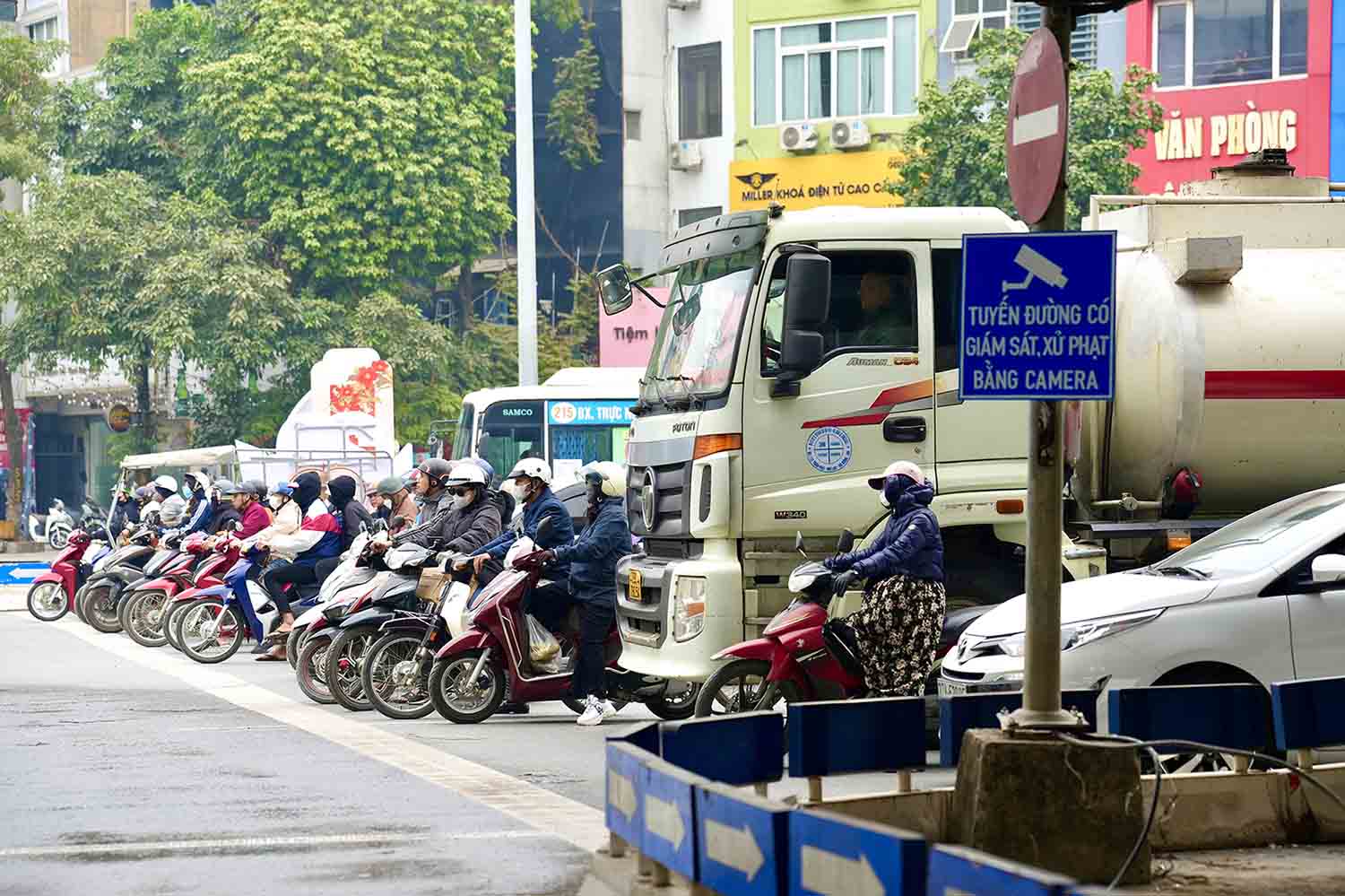 Tại nút giao, mặc dù lưu lượng phương tiện tham gia giao thông rất đông nhưng người điều khiển vẫn dừng xe ngay ngắn, đúng vạch, chấp hành nghiêm túc hiệu lệnh của đèn tín hiệu. 