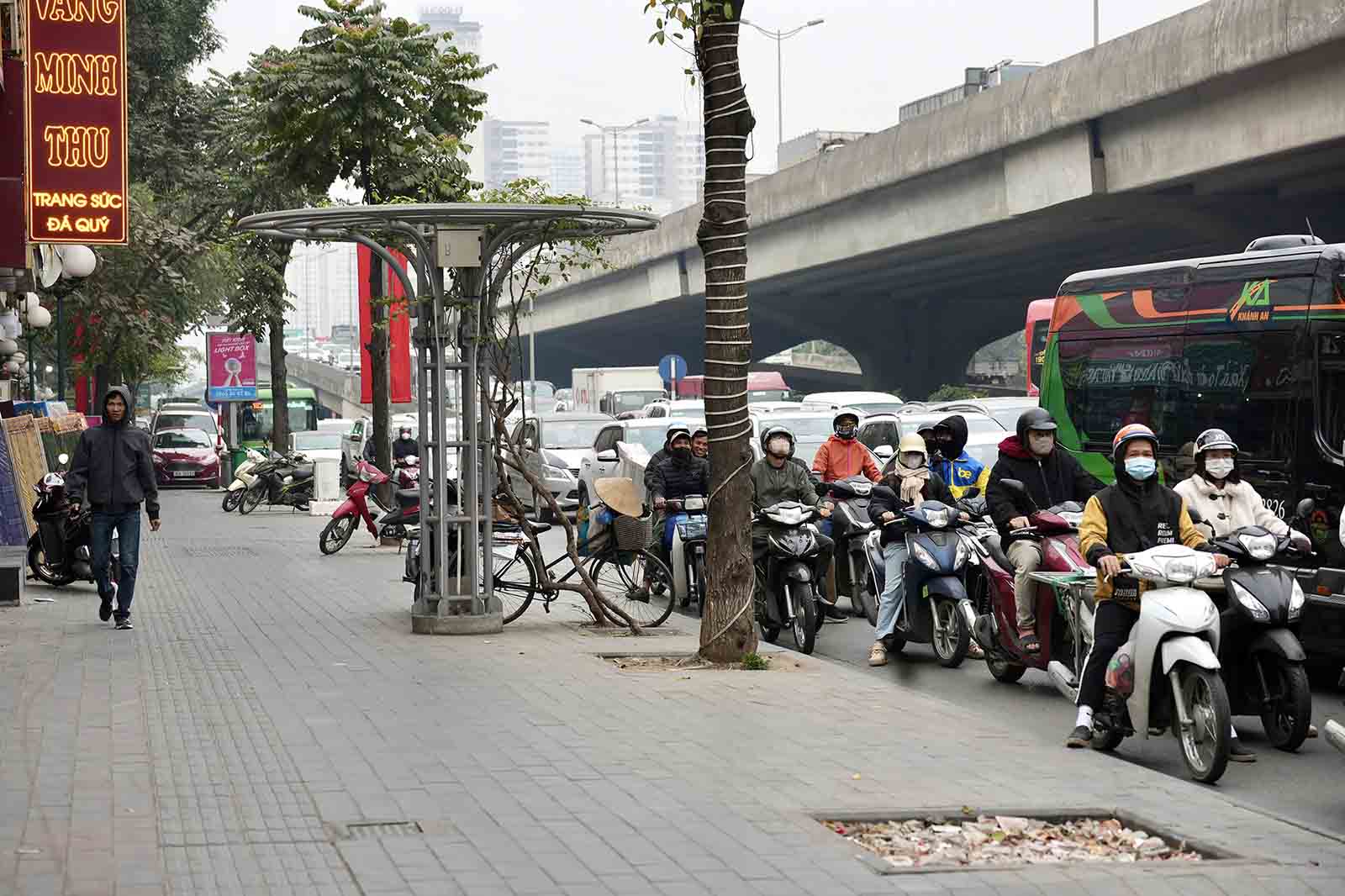 Đường Khuất Duy Tiến đông đúc vào giờ cao điểm người dân đi làm. Đoàn người nối đuôi nhau di chuyển ở dưới đường chứ không leo lên vỉa hè như trước đây. Ảnh: Hữu Chánh