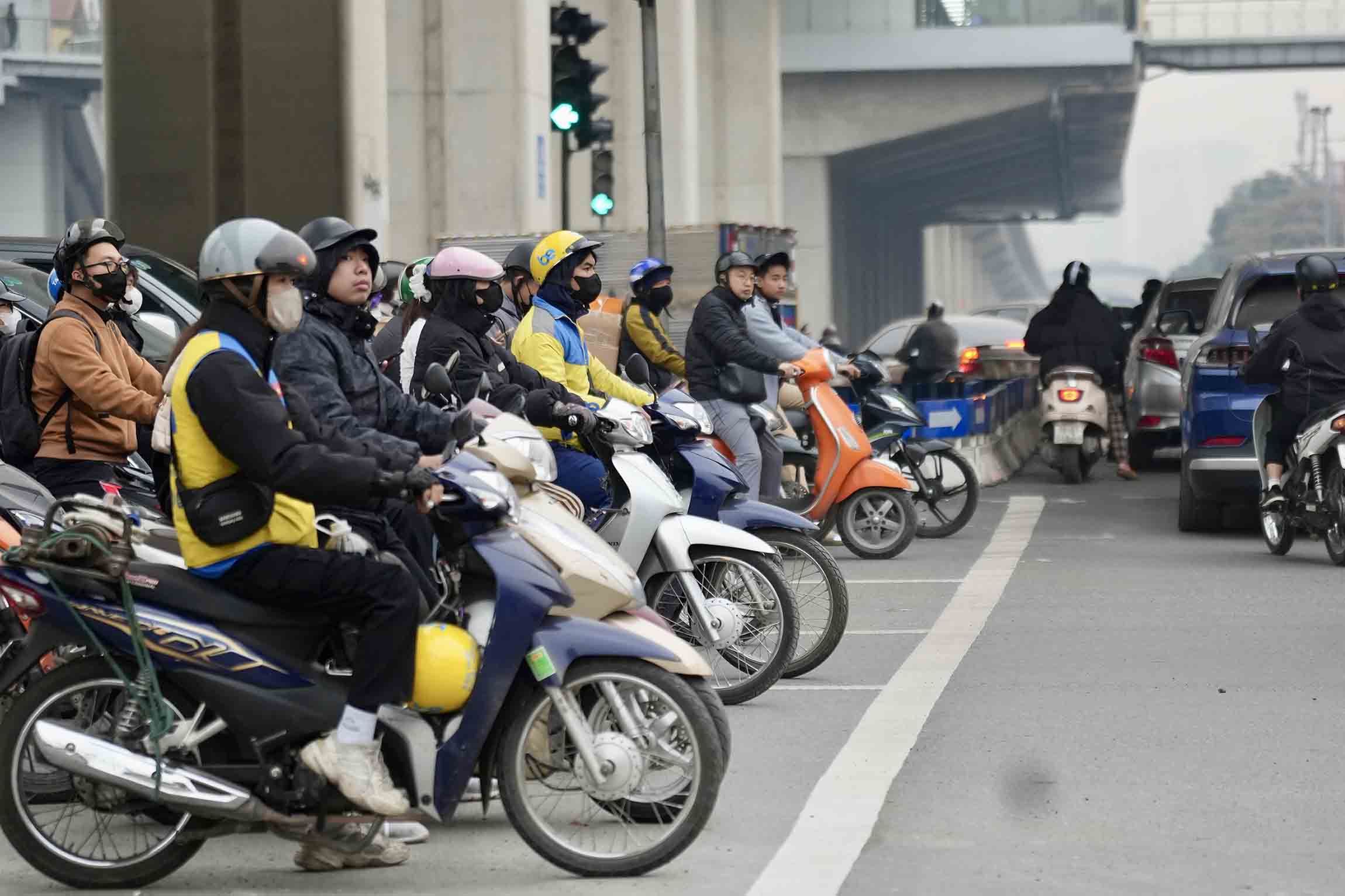 Giờ tan tầm, người lao động, tài xế giao hàng, học sinh... vẫn chấp hành tín hiệu đèn đỏ, dừng đỗ sau vạch kẻ đường tại nút giao 