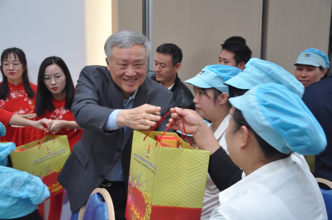 Mr. Nguyen Hoa Binh, Politburo member, Permanent Deputy Prime Minister, presented gifts to workers. Photo: Bao Han