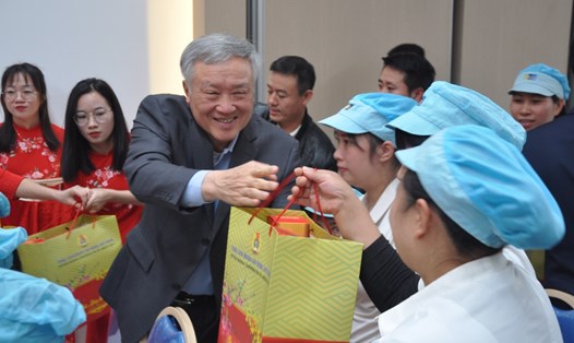 Ông Nguyễn Hòa Bình, Ủy viên Bộ Chính trị, Phó Thủ tướng Thường trực tặng quà cho công nhân lao động. Ảnh: Bảo Hân