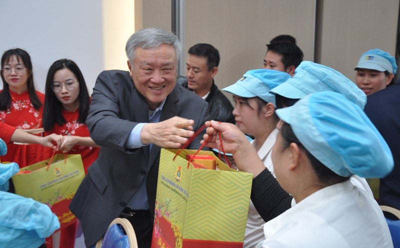 Mr. Nguyen Hoa Binh, Politburo member, Permanent Deputy Prime Minister, presented gifts to workers. Photo: Bao Han