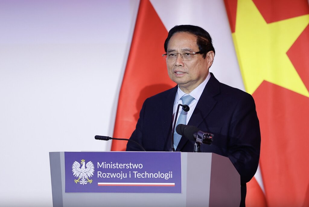 Prime Minister Pham Minh Chinh speaks at the Vietnam - Poland Business Forum. Photo: VGP
