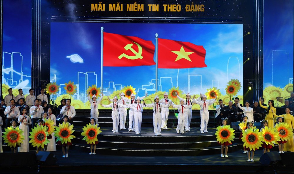 The political and artistic program "Forever believing in the Party" is held annually. Photo: Nhat Bac