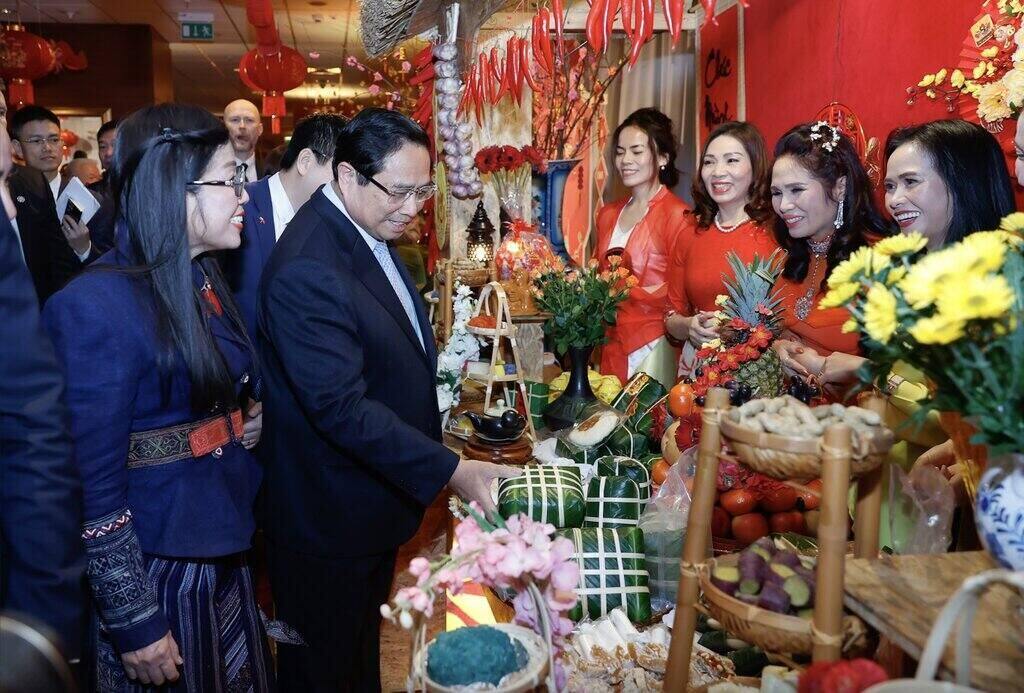 Prime Minister Pham Minh Chinh and his wife visit booths in the program "Spring Homeland At Ty 2025" in Poland. Photo: VGP