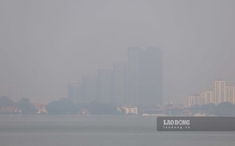 The West Lake area (Hanoi) has had high pollution index for many days. Photo: Viet Anh