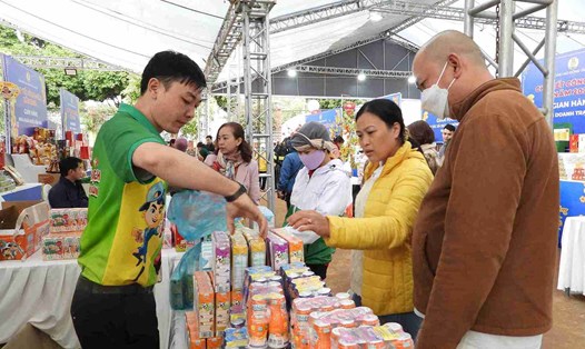 Đoàn viên, người lao động mua sắm tại "Chợ Tết công đoàn 2025". Ảnh: Bảo Trung