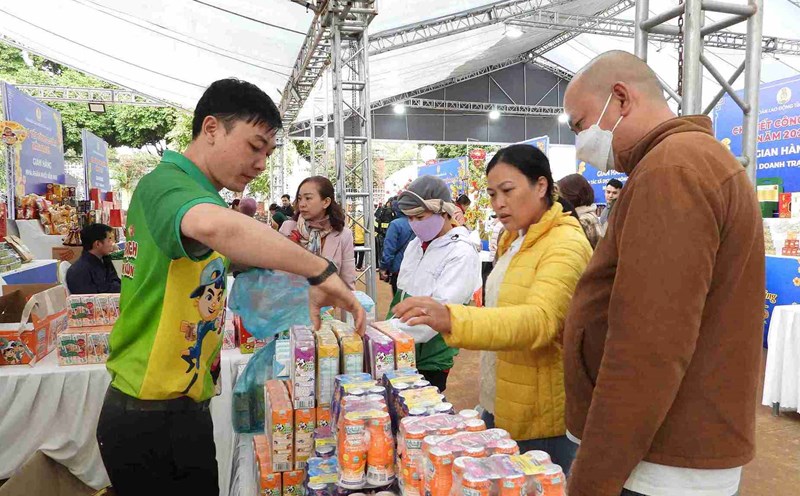 Union members and workers shop at the "Union Tet Market 2025". Photo: Bao Trung