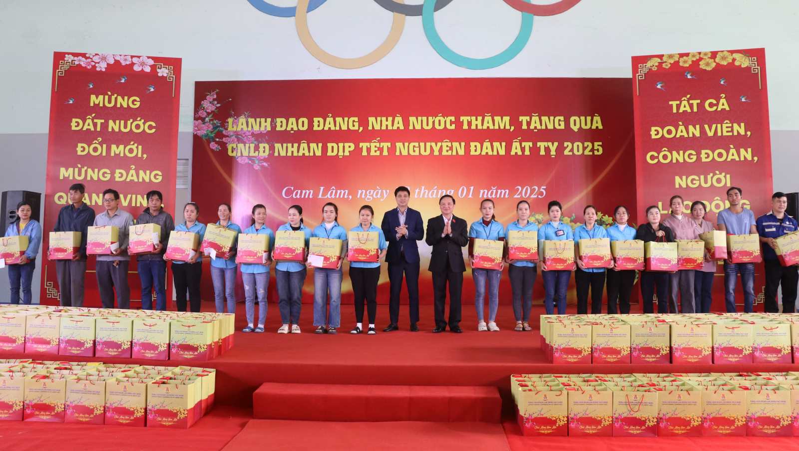 Mr. Nguyen Khac Dinh - Member of the Party Central Committee, Vice Chairman of the National Assembly and Mr. Ngo Duy Hieu - Vice President of the Vietnam General Confederation of Labor presented Tet gifts to disadvantaged workers in Khanh Hoa. Photo: Phuong Linh