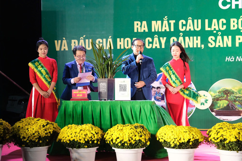 Flower and ornamental plant auction to raise funds for student scholarships