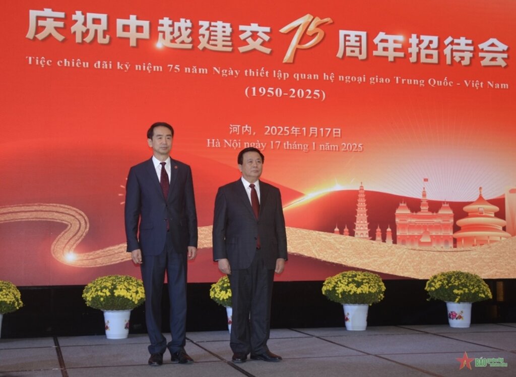 Chinese Ambassador to Vietnam Ha Vi and Politburo member, Chairman of the Central Theoretical Council, Director of the Ho Chi Minh National Academy of Politics Nguyen Xuan Thang. Photo: People's Army Newspaper
