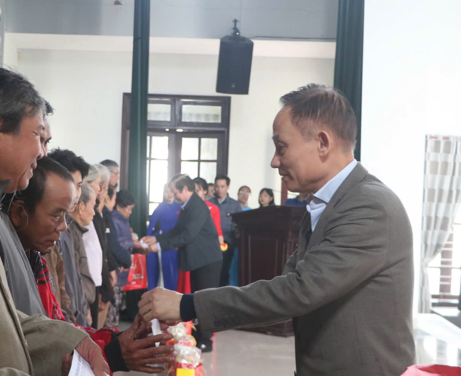 Party Central Committee Secretary, Head of the Central Commission for External Relations Le Hoai Trung presents gifts to union members, workers, and people in difficult circumstances. Photo: Phuc Dat.