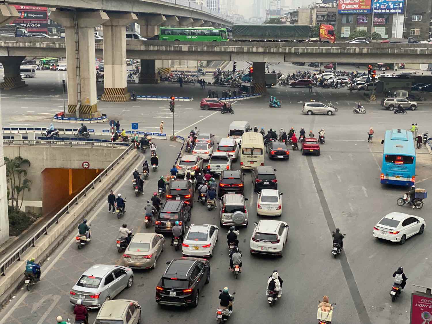 Hình ảnh các phương tiện di chuyển tại nút giao lớn quận Thanh Xuân (Hà Nội). Ảnh: Nhật Minh