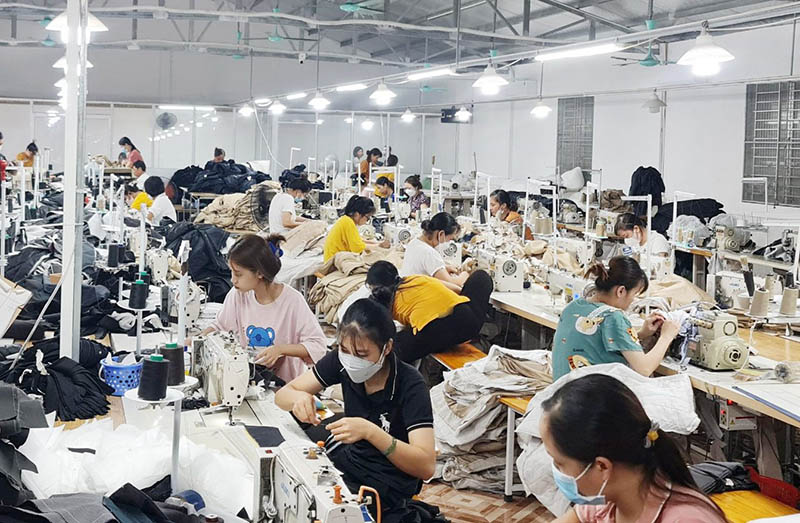 Workers at Tuan Duyen Garment Company are busy working overtime to meet the shipping schedule when the company cannot recruit new workers. Photo: Manh Cuong.