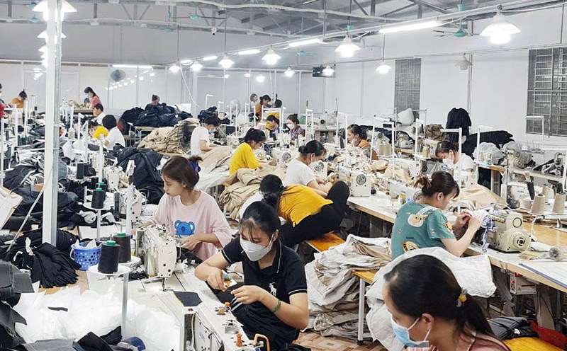 Workers at Tuan Duyen Garment Company are busy working overtime to meet the shipping schedule when the company cannot recruit new workers. Photo: Manh Cuong.