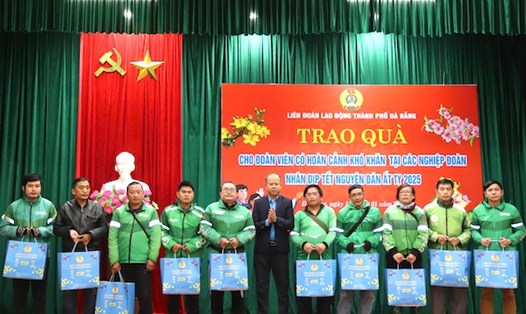 Liên đoàn Lao động TP Đà Nẵng trao 93 suất quà cho đoàn viên các nghiệp đoàn. Ảnh: Nguyễn Linh