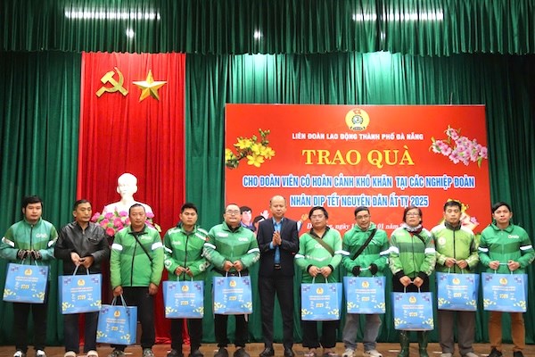 Trao quà cho công nhân khó khăn tại các nghiệp đoàn Đà Nẵng