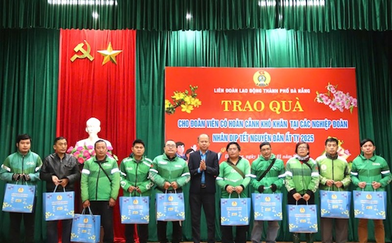 Da Nang City Labor Federation presented 93 gifts to union members. Photo: Nguyen Linh