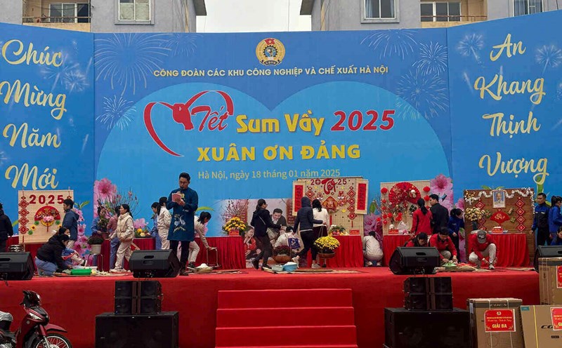 Tet Sum Vay - Spring of Gratitude to the Party 2025 organized by the Trade Union of Hanoi Industrial and Export Processing Zones. Photo: Nguyen Ngan