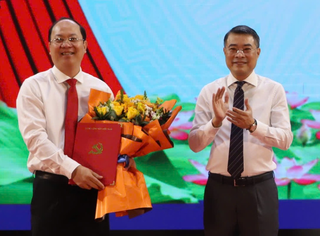 Head of the Central Organizing Committee Le Minh Hung presents the decision to the new Secretary of the Ca Mau Provincial Party Committee Nguyen Ho Hai. Photo: Nhat Ho