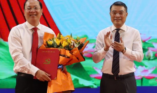 Trưởng Ban tổ chức Trung ương Lê Minh Hưng trao quyết định cho tân Bí thư Tỉnh ủy Cà Mau Nguyễn Hồ Hải. Ảnh: Nhật Hồ