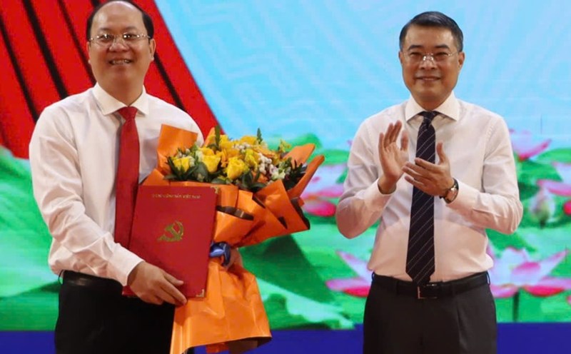 Head of the Central Organizing Committee Le Minh Hung presents the decision to the new Secretary of the Ca Mau Provincial Party Committee Nguyen Ho Hai. Photo: Nhat Ho