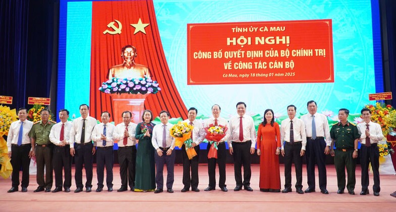 Doan cong tac cua Ban to chuc Trung uong chup anh luu niem cung Ban thuong vu Tinh uy Ca Mau. Anh: Nhat Ho