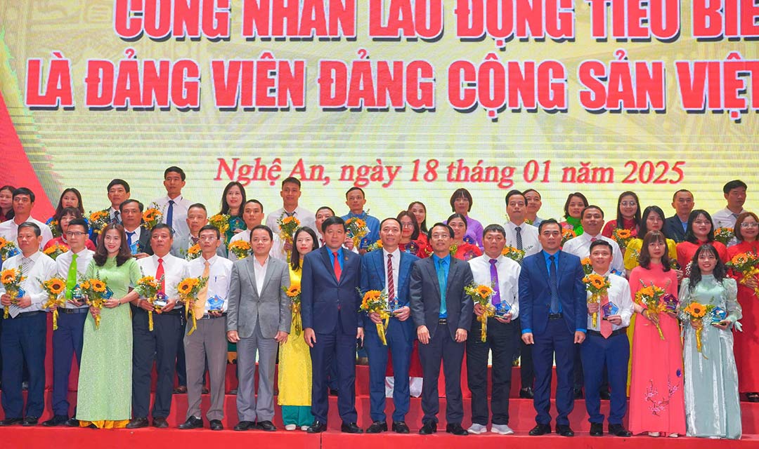 LDLD tinh Nghe An ton vinh, khen thuong 95 doan vien cong doan, can bo, vien chuc, nguoi lao dong la Dang vien. Anh: Quang Dai