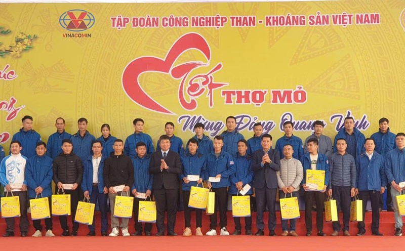 “Miner’s Tet - Celebrating the Glorious Party” 2025 was held simultaneously on the morning of January 18, 2025 in 3 coal regions in Quang Ninh, including: Uong Bi, Ha Long and Cam Pha. Photo: Nguyen Hung