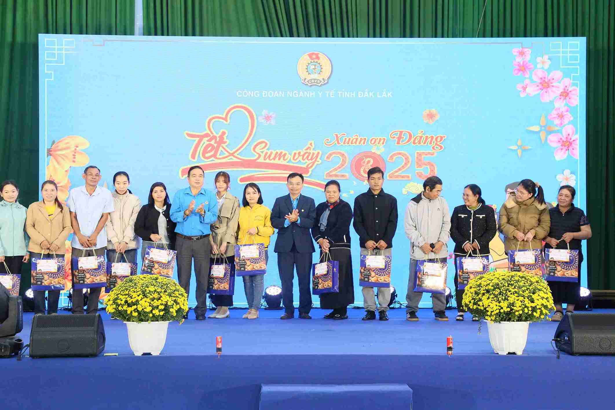 Union members and workers receive Tet gifts from the Dak Lak Provincial Health Sector Trade Union. Photo: Bao Trung