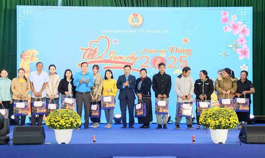 Đoàn viên, người lao động nhận được những phần quà Tết từ Công đoàn ngành Y tế tỉnh Đắk Lắk. Ảnh: Bảo Trung