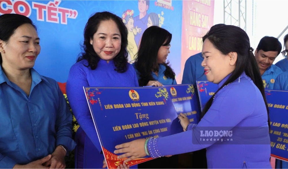 Presenting symbolic plaques to Trade Union Shelters and gifts to union members in the program Tet Sum Vay - Xuan Ung Deng. Photo: Nguyen Anh