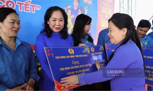 Trao bảng tượng trưng tặng nhà Mái ấm Công đoàn, tặng quà cho đoàn viên trong chương trình Tết sum vầy - Xuân ơn Đảng. Ảnh: Nguyên Anh