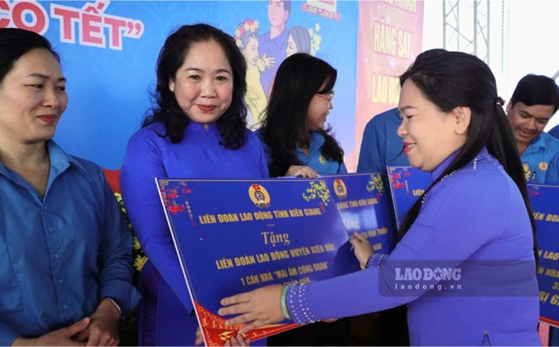 Presenting symbolic plaques to Trade Union Shelters and gifts to union members in the program Tet Sum Vay - Xuan Ung Deng. Photo: Nguyen Anh