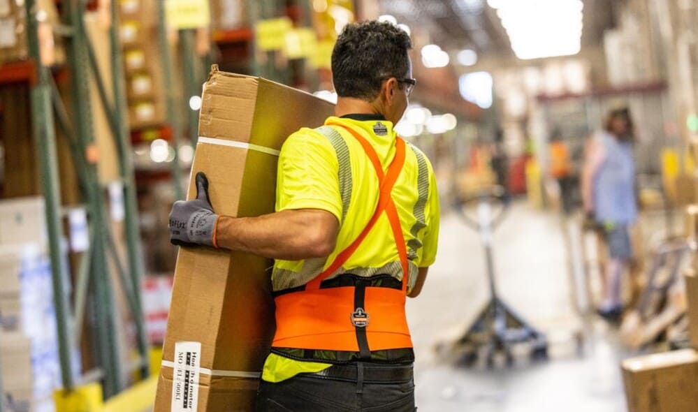 It is necessary to apply proper lifting techniques to avoid health injuries, especially back pain. Photo: Pixabay