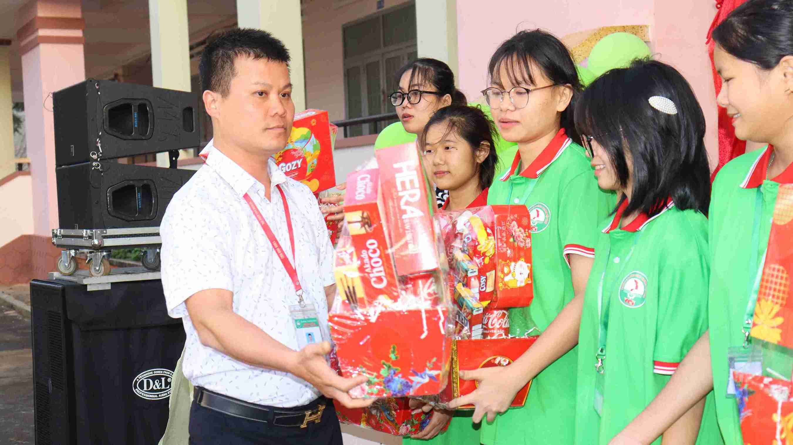Meaningful Tet gifts are given directly to students. Photo: Bao Trung