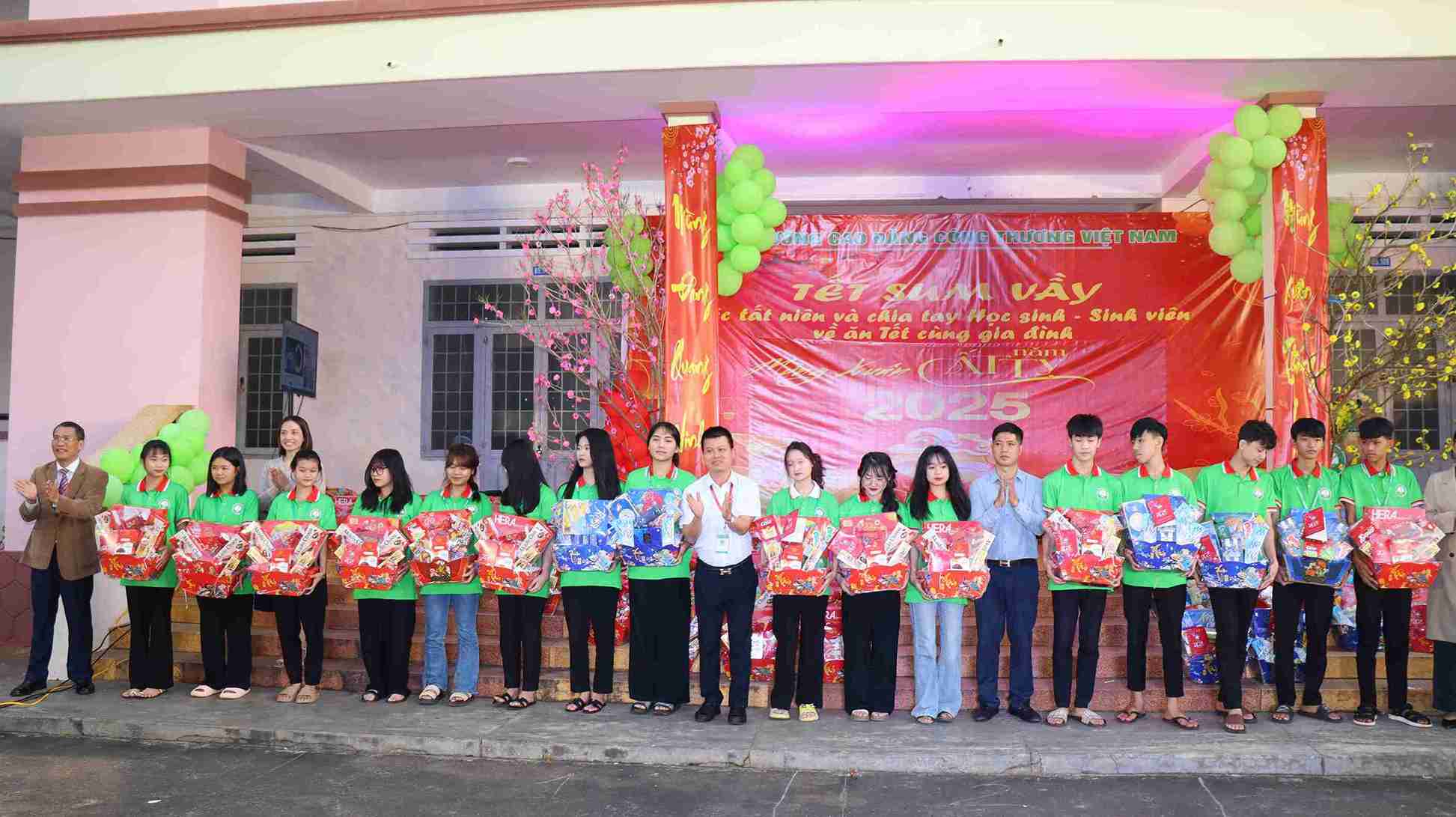 Cac suat qua se giup sinh vien don Tet trong dam am, sung tuc hon ben gia dinh va nguoi than. Anh: Bao Trung