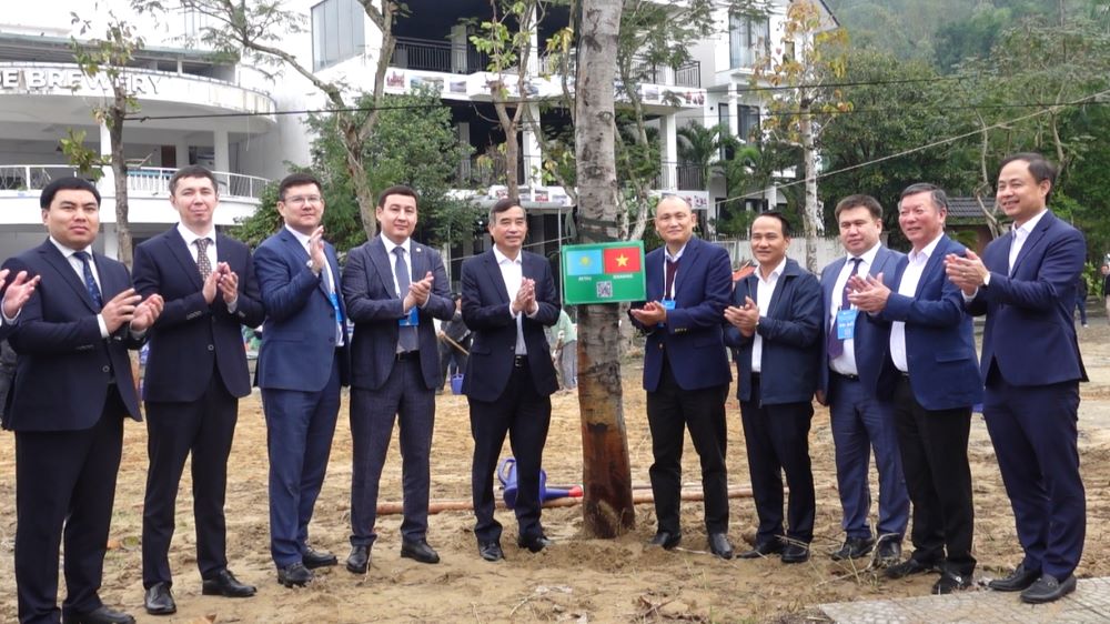 International delegates plant friendship trees and attend an exhibition in Da Nang. Photo: Tran Thi