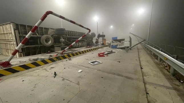 Scene of the container truck crash into the Dien Chau - Bai Vot expressway toll station on the morning of January 18, 2025. Photo: Ngoc Hung