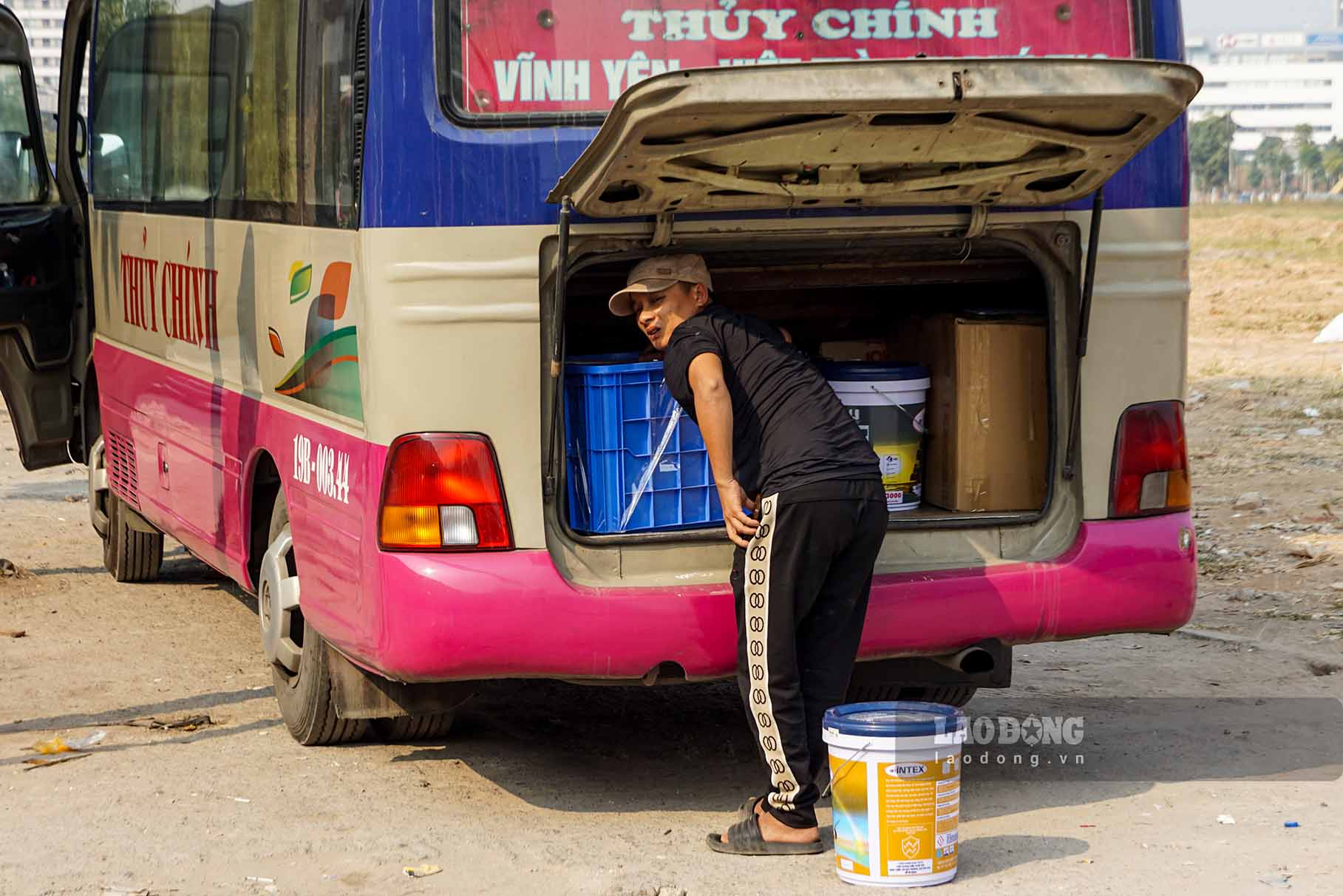 Trong do, Yeu cau So Giao thong van tai, Tong cong ty Van tai Ha Noi va cac doanh nghiep van tai hoat dong tren dia ban thanh pho co phuong an bao dam nang luc van tai, chat luong va an toan doi voi hoat dong van tai hanh khach, hang hoa, nhat la dich vu van chuyen hanh khach bang duong bo; khong de hanh khach khong kip ve que an Tet do thieu phuong tien; xu ly nghiem tinh trang “xe du, ben coc” va tang gia ve trai quy dinh.