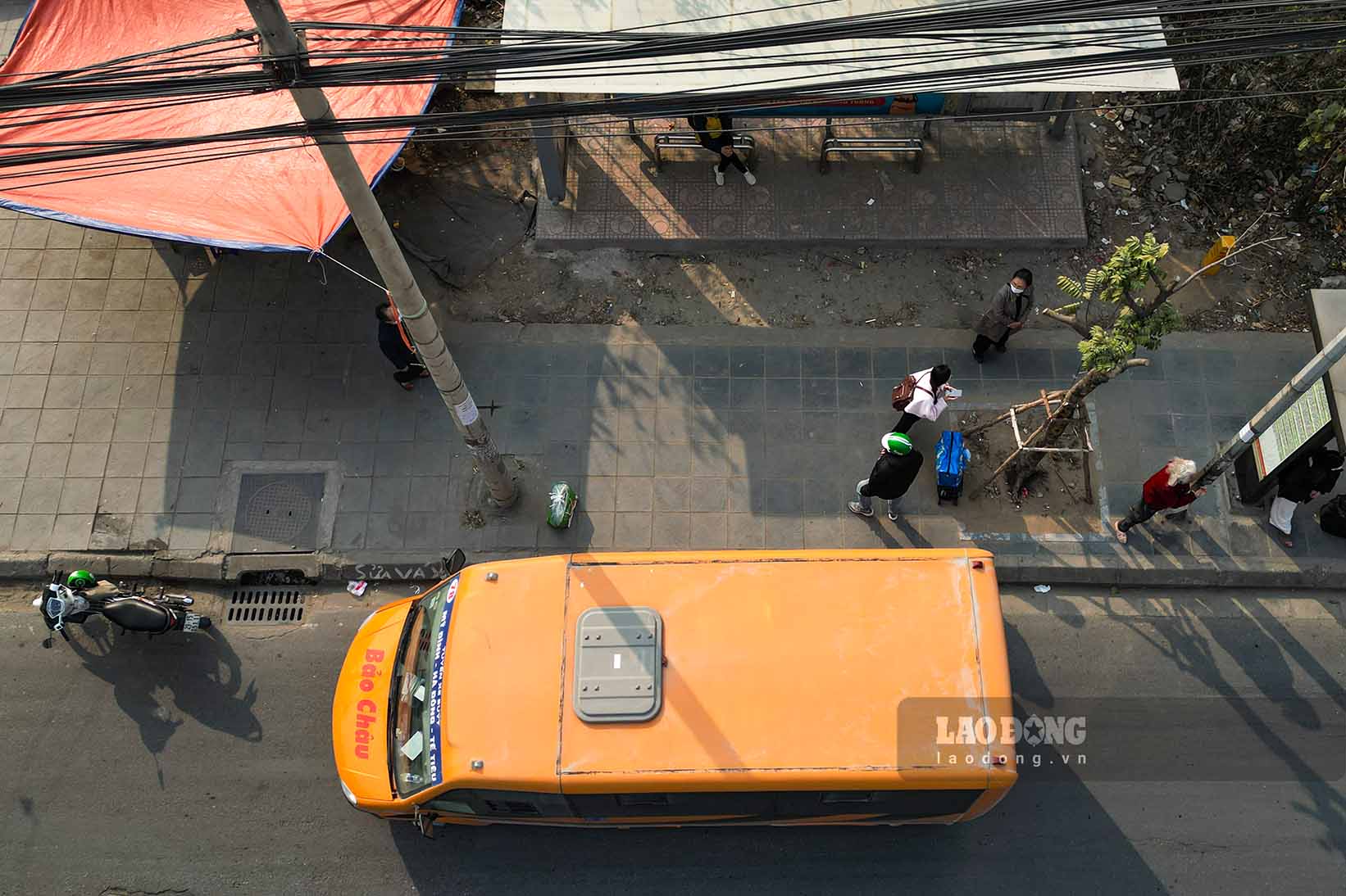 Dang chu y, cac tai xe tan dung moi khoang dat trong hay tham chi ngay truoc khu vuc diem cho xe buyt de dung xe don tra khach.