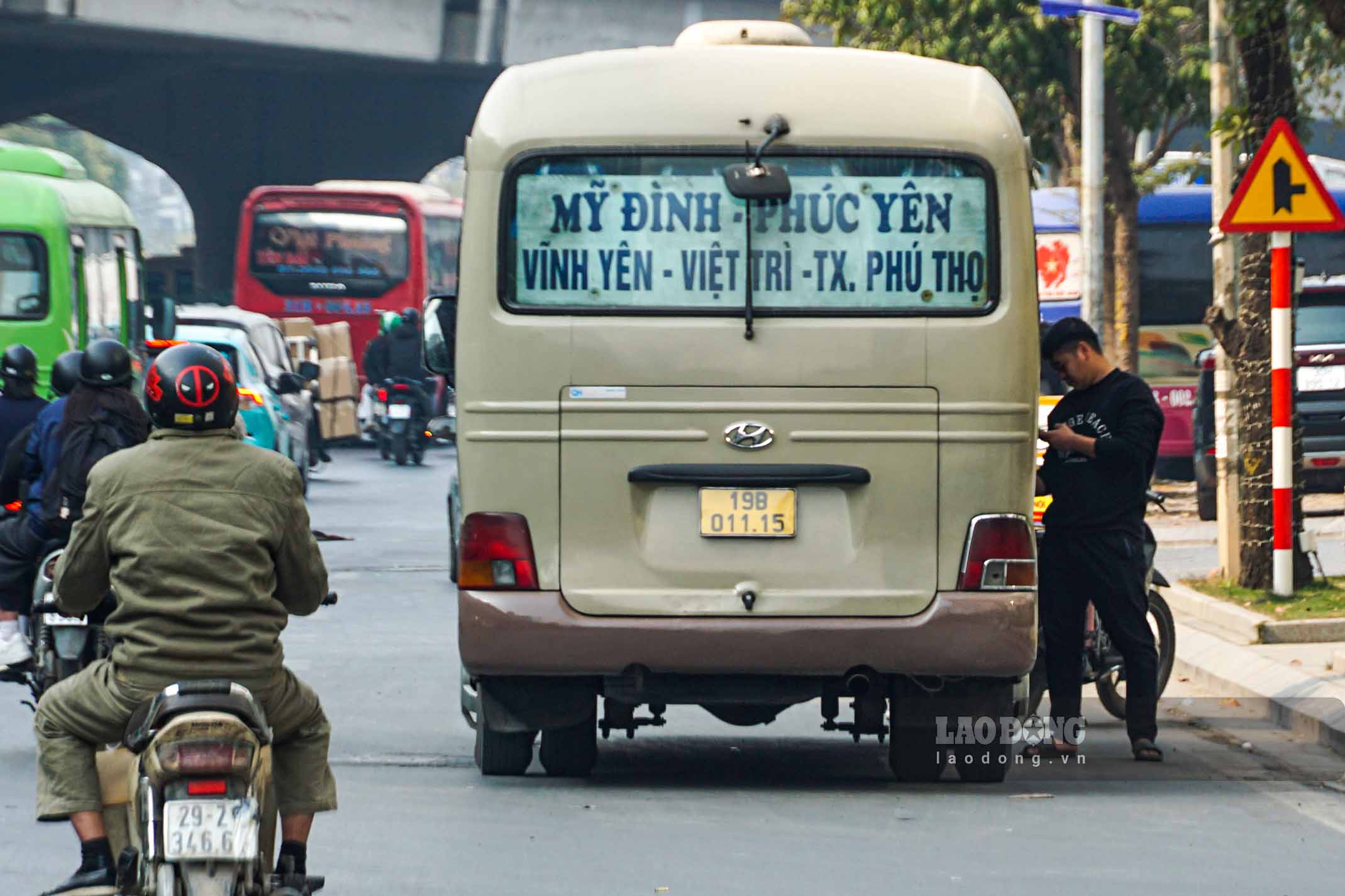 Ong Tran Trong Nghia (tru tai duong Pham Hung) phan anh, khung gio nao trong ngay cung xuat hien xe khach dung do bua bai, lam un tac giao thong, nhat la vao gio cao diem.