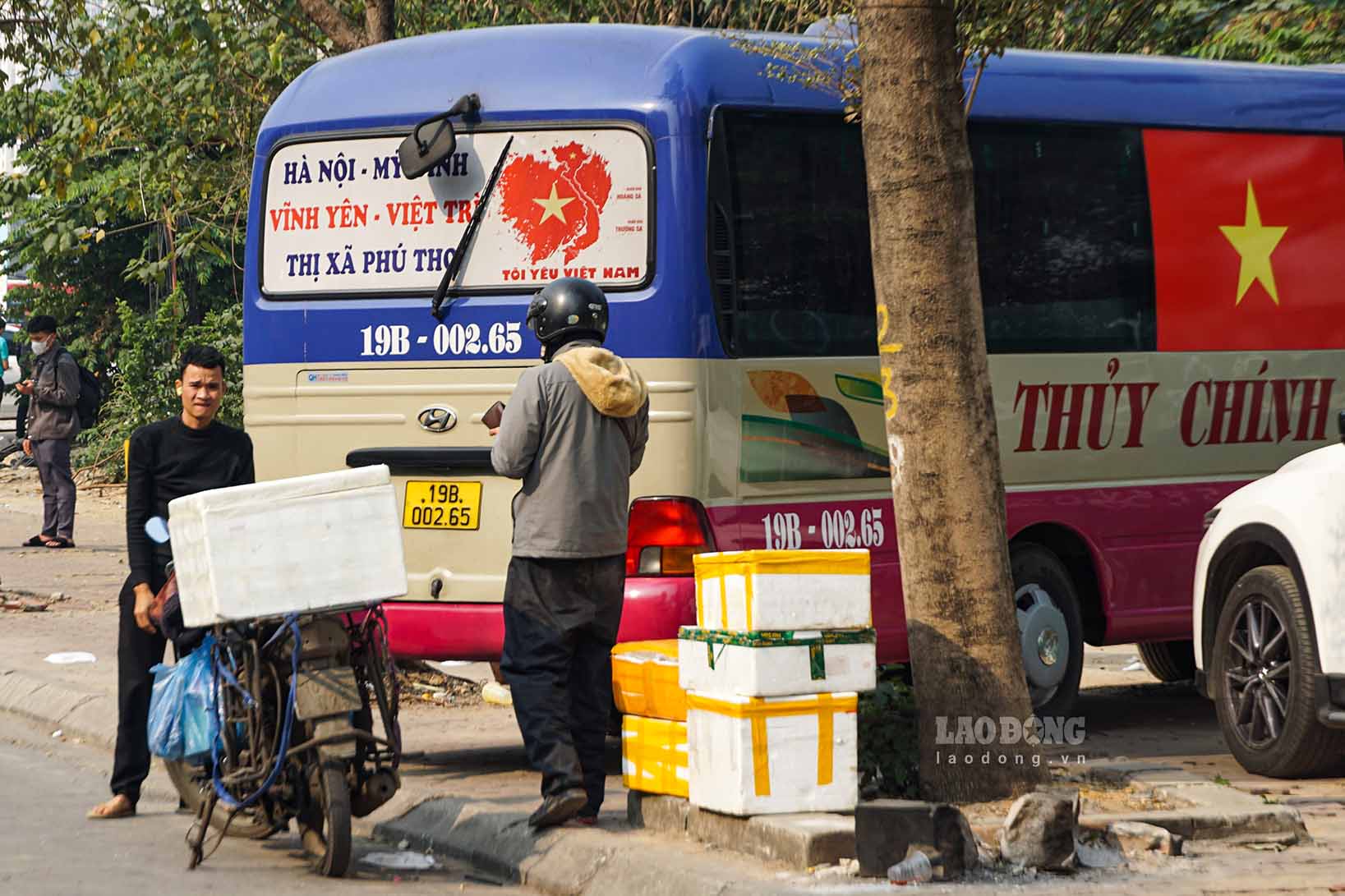 Nguoi dan mang theo hanh ly, hang hoa dung san ben duong. Chi sau khoang 10 phut, cac nha xe da tiep can de sap xep do dac, cheo keo khach hang su dung dich vu.