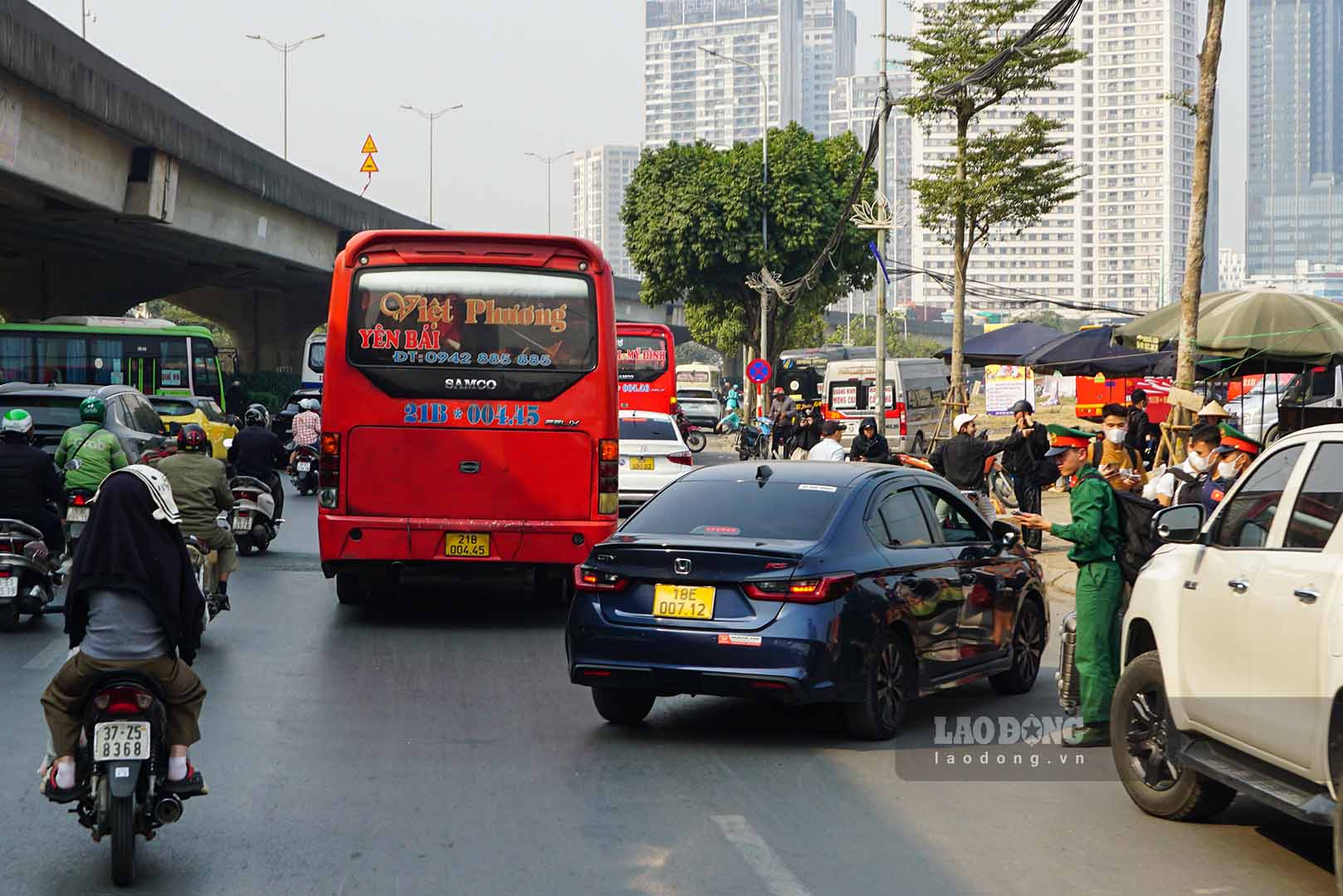 Trong khi do, anh Le Minh Tuan (nguoi thuong xuyen di chuyen qua tuyen duong Pham Hung, tru tai Nam Tu Liem, Ha Noi) cho biet, nhieu xe khach di chuyen “rua bo”, sau do dot ngot dung hay cat dau cac phuong tien de don tra khach sai quy dinh, gay nhieu nguy co tai nan giao thong cho nguoi di duong.