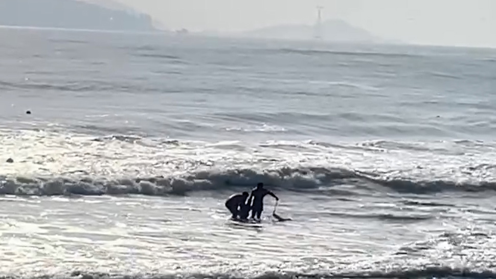 Timely rescue of tourists swept away by waves in Nha Trang. Photo: Phuong Linh