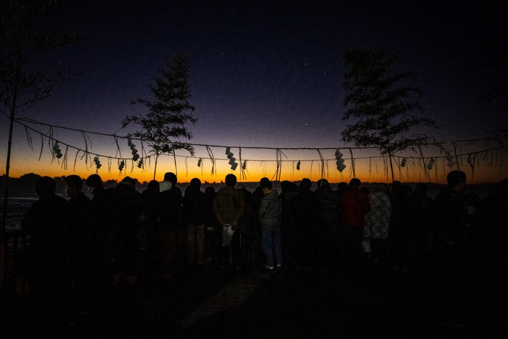 Japanese people welcome the first sunrise of the new year at the torii gate of Oarai Isosaki Shrine in Ibaraki Prefecture. Photo: AFP